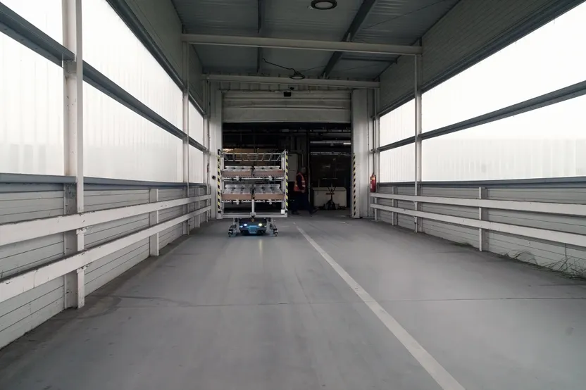 倉庫内を走行するAMR