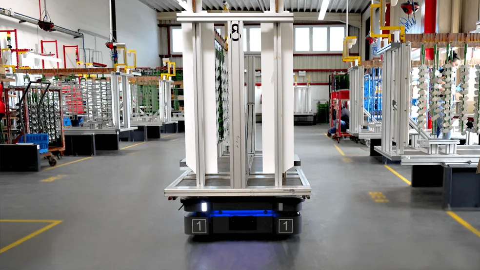 倉庫内を走行するAMR