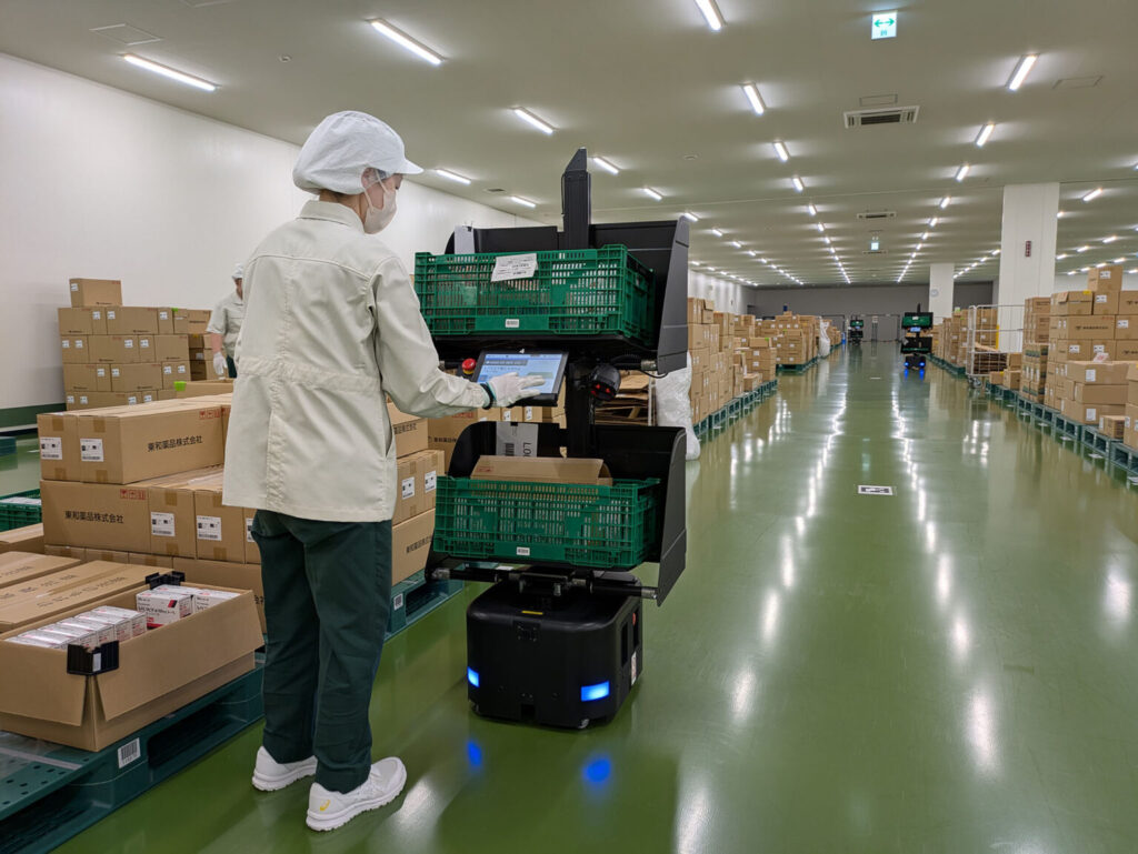 薬品メーカーで人と協働しているAMR