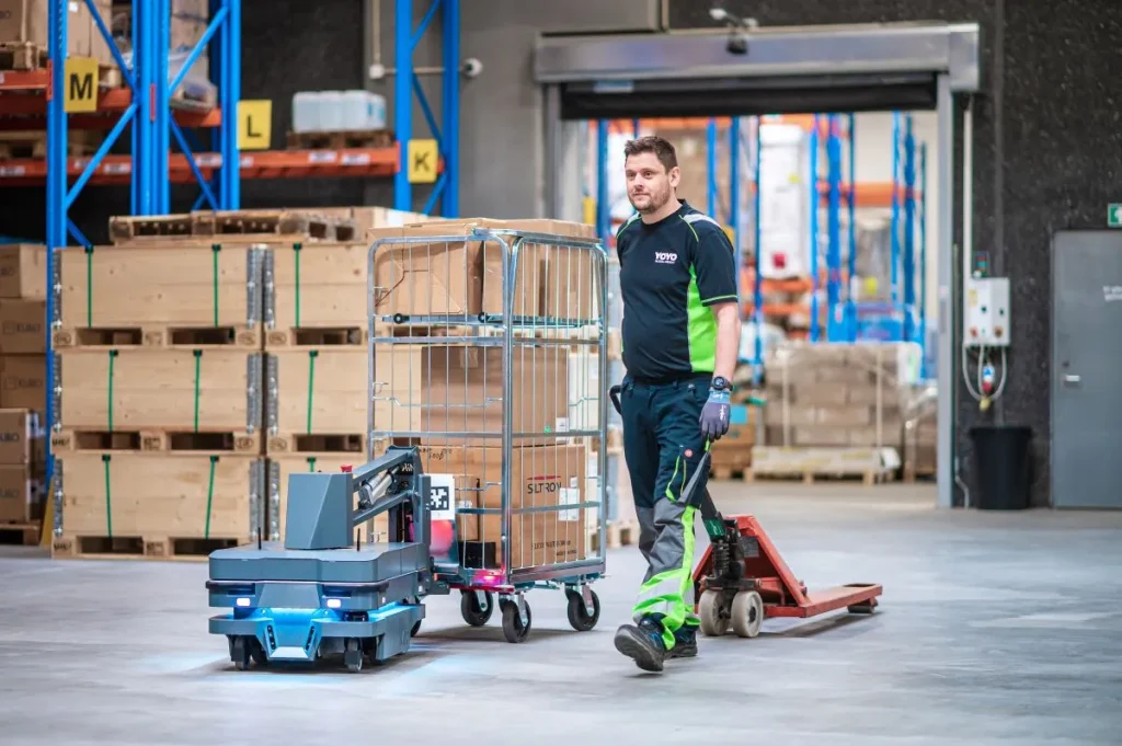 倉庫で人と協働しているAMR