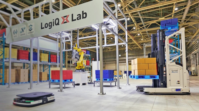 AGF、AGV、パレタイザーが稼働している倉庫