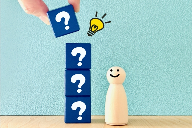 ?マークが書かれたブロックと人の模型