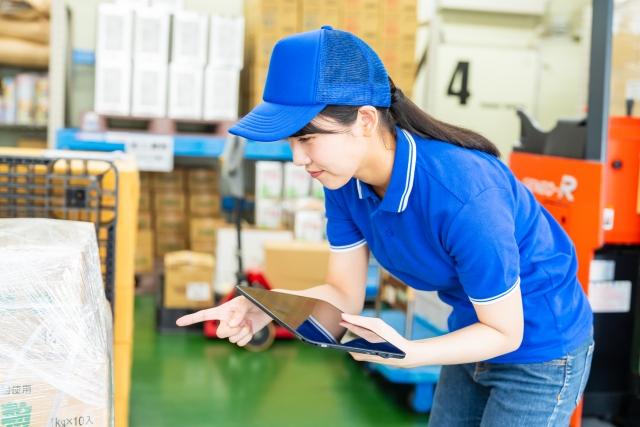 点検作業をする女性スタッフ