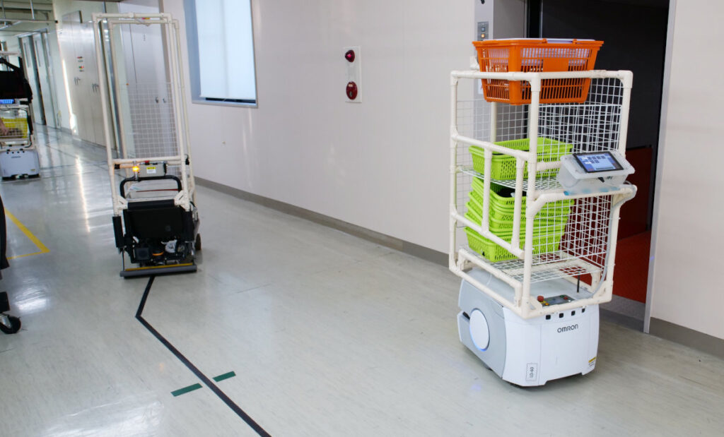 通路ですれ違う2台の搬送ロボット