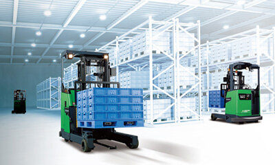 倉庫で作業をしているAGF