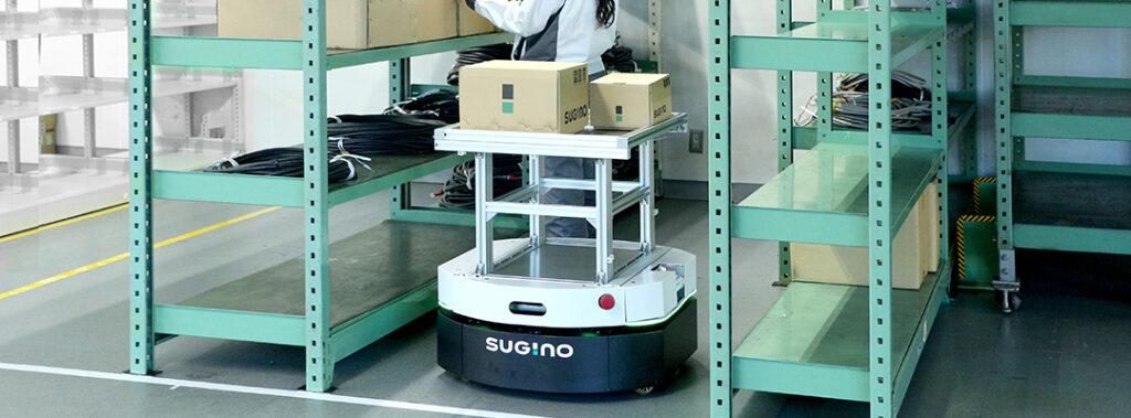 倉庫内を走行するAMR