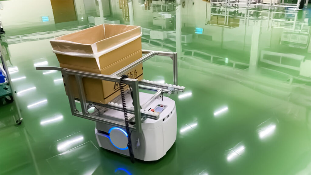 AMRが工場で作業している画像