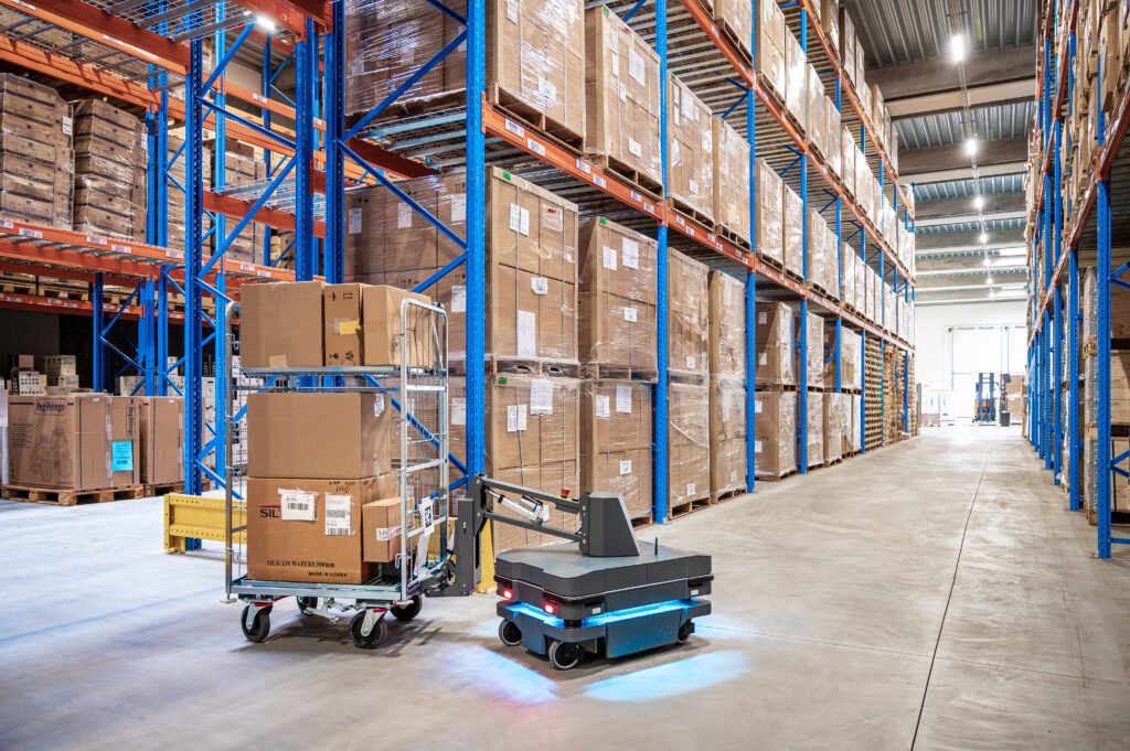 カゴ台車を牽引しているAMR