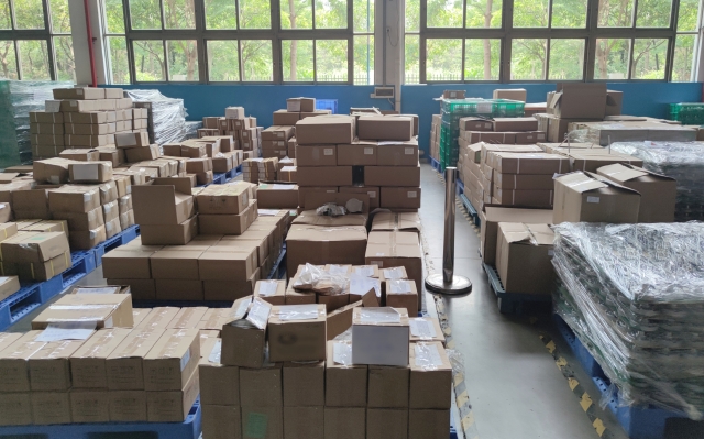 大量の在庫が積まれている倉庫