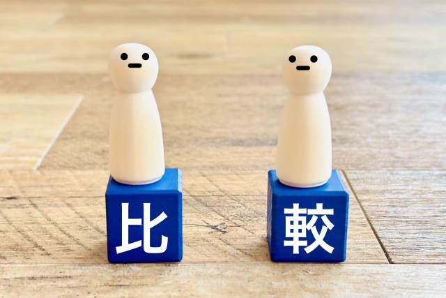 日悪と書かれた青いブロックと二つの人形
