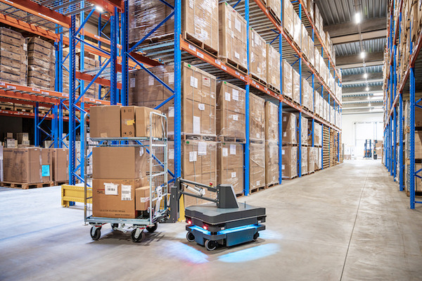 荷台を牽引しているMiR250 Hook