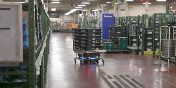 倉庫を走行するMiR250