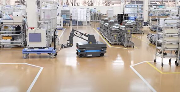 倉庫を走行するMiR Hook 250