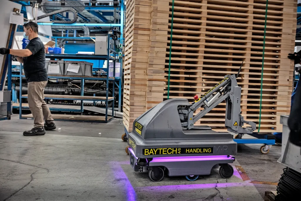 倉庫内を走行しているMiR 250 Hook