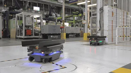 倉庫内を走行するMiR 250