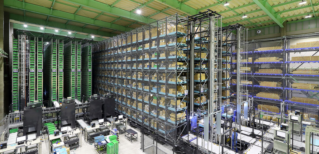 棚が並んだ大規模倉庫