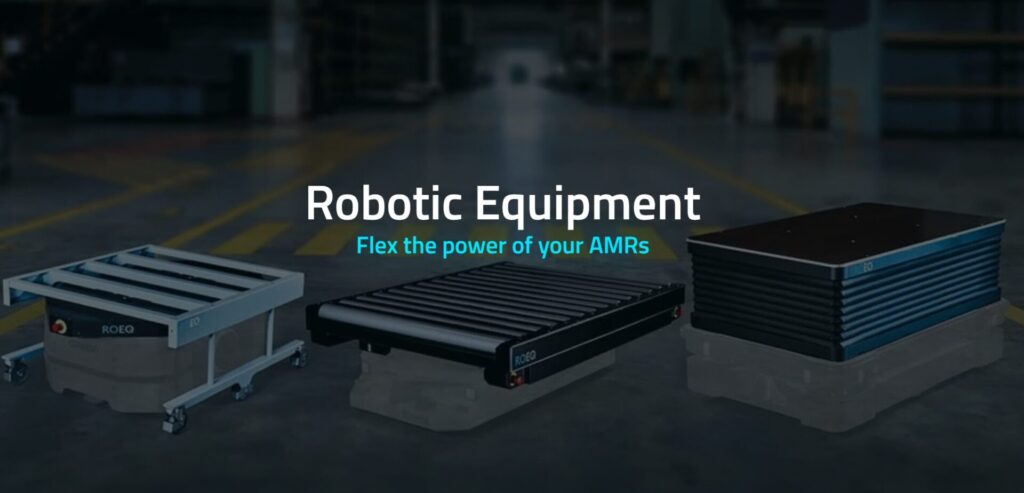 ROEQ製の自律搬送ロボット(AMR)用モジュール機器3種が並ぶ工場内の画像