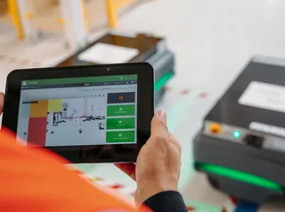 タブレットを見ている人の手元