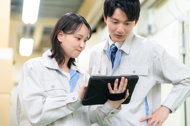 タブレットを見る作業員